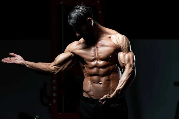 Gespierde Bodybuilder buigen spieren — Stockfoto