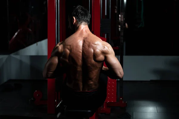 Hombre muscular haciendo ejercicio de peso pesado para la espalda —  Fotos de Stock