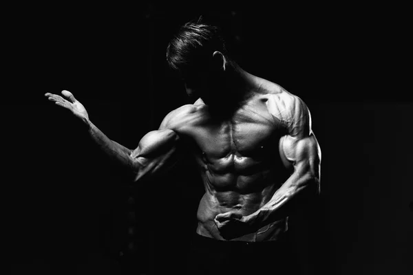 Bodybuilder Flexing Muscles — Stock Photo, Image