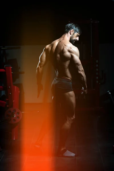 Hombre de mediana edad culturista Flexing Back Pose — Foto de Stock