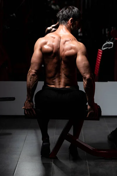 中年男子健美运动员弯曲背部姿势 — 图库照片