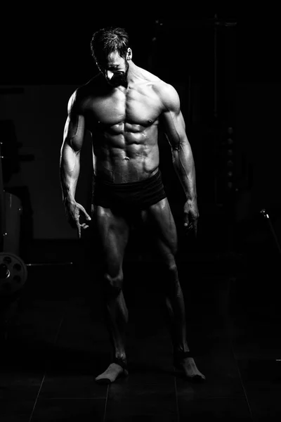Bodybuilder musculaire flexion des muscles — Photo