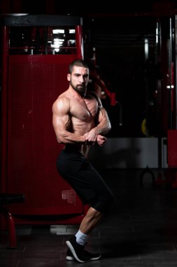 sağlıklı, kaslı, genç bir adam portresi