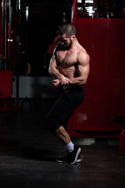 vücut geliştirmeci performans gösteren yan göğüs poz