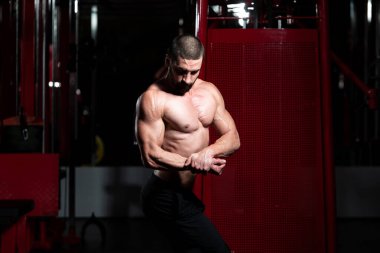 vücut geliştirmeci performans gösteren yan göğüs poz