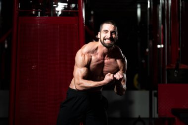 Spor salonunda güçlü duran