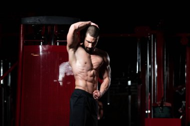 Kasların esneme sağlıklı genç adam