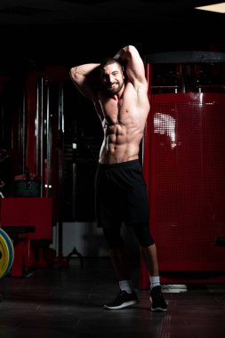 spor salonunda duran ciddi vücut geliştirmeci