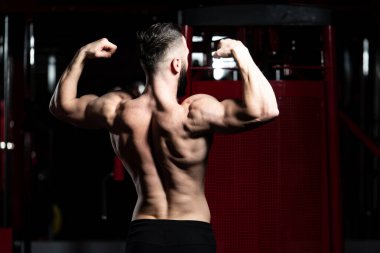 Arka çifte kol kası poz yapmak bodybuilder