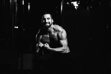 Spor salonunda güçlü duran