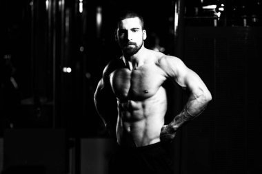 sağlıklı, kaslı, genç bir adam portresi