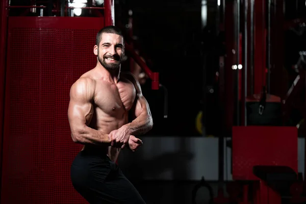 Healthy Young Man Flexing Muscles — Stock Photo, Image