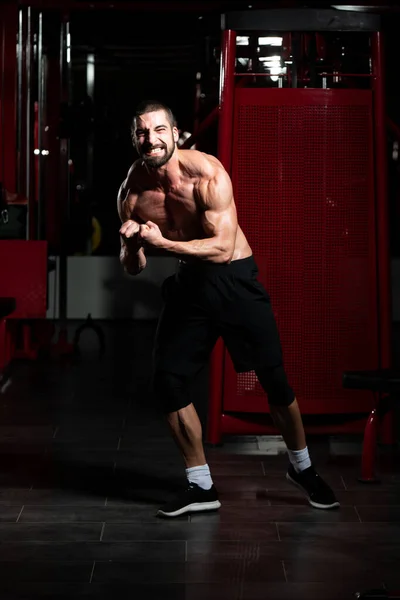 Hombre joven saludable Flexing Músculos — Foto de Stock