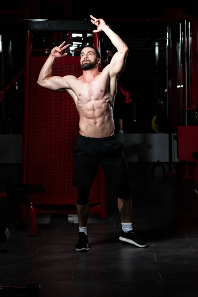 Férfi edzőterem, jól képzett testét mutatja — Stock Fotó