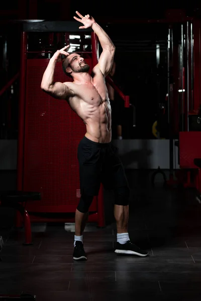 De pie fuerte en el gimnasio — Foto de Stock