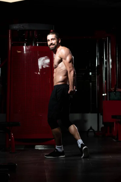 Bodybuilder exécution côté triceps pose — Photo