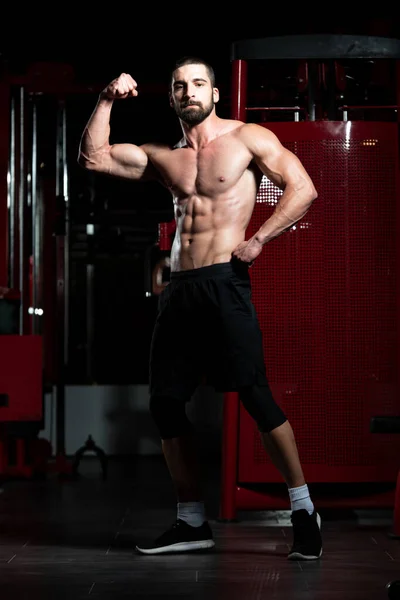 Retrato de un joven musculoso físicamente en forma — Foto de Stock