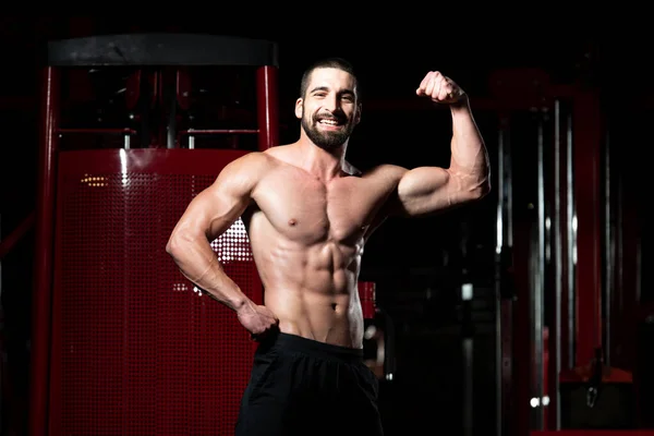 Retrato de un hombre muscular de fitness — Foto de Stock