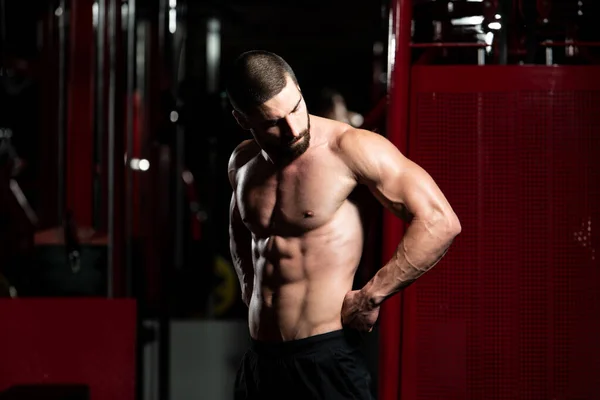 De pie fuerte en el gimnasio — Foto de Stock