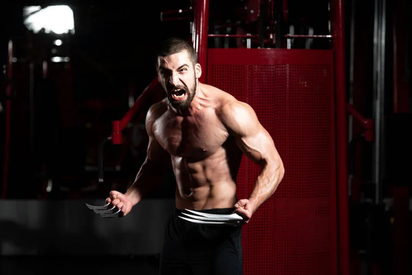 Portrait d'un super-héros avec des griffes dans le gymnase — Photo