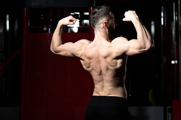 Biceps stanowią młodego człowieka w siłowni — Zdjęcie stockowe
