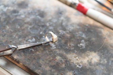 Kuyumcunun Yakın Çekimi Alev Meşaleli El Sanatları Yüzüğü