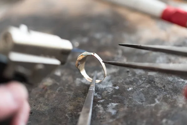 Close-Up Of Jeweler Crafting Ring With Flame Torch — ストック写真