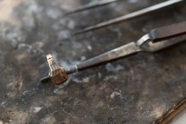 Close-Up Of Jeweler Crafting Ring With Flame Torch — ストック写真