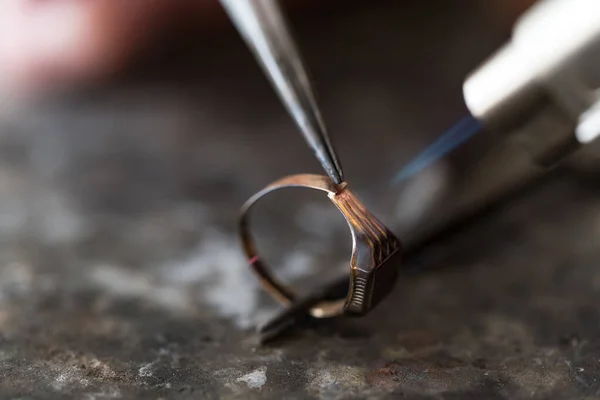 Close-up van Jeweler Crafting Ring met vlam zaklamp — Stockfoto