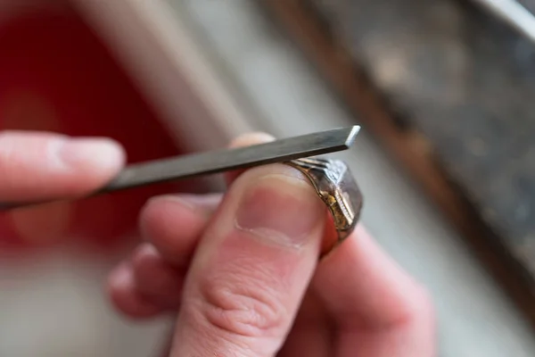 Juwelier bei der Arbeit in Schmuck — Stockfoto