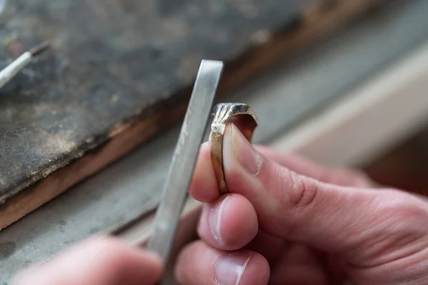 Goldsmith trabalhando em um anel inacabado — Fotografia de Stock