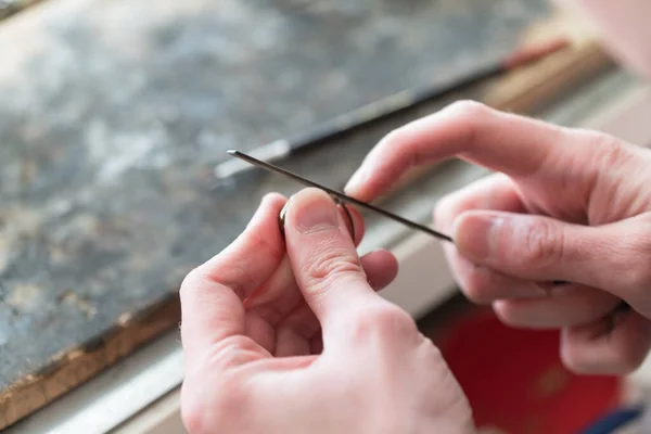 Fabricación de joyas artesanales con herramientas profesionales — Foto de Stock