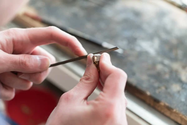 Goldsmiths ferramentas sobre o local de trabalho da jóia — Fotografia de Stock