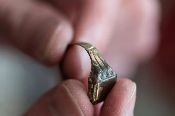 Herramientas orfebres en el lugar de trabajo de la joyería — Foto de Stock