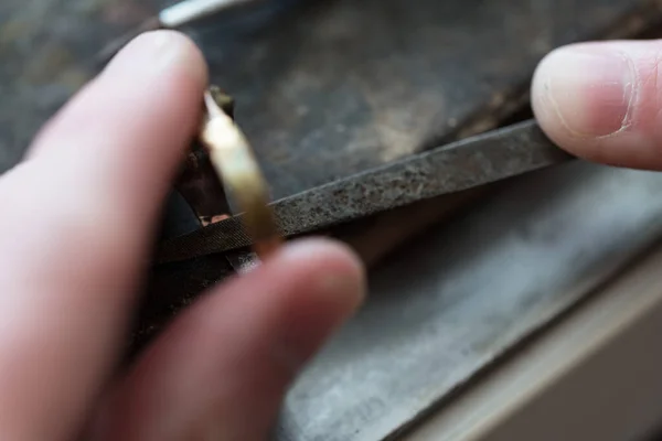 Fabrication de bijoux artisanaux avec des outils professionnels — Photo