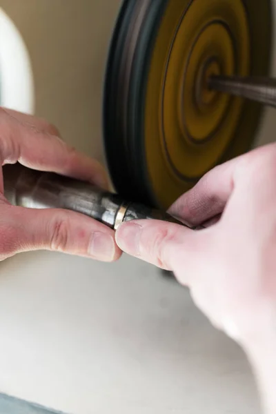 Nahaufnahme der Reparaturring durch Polieren Motoren Werkzeug — Stockfoto