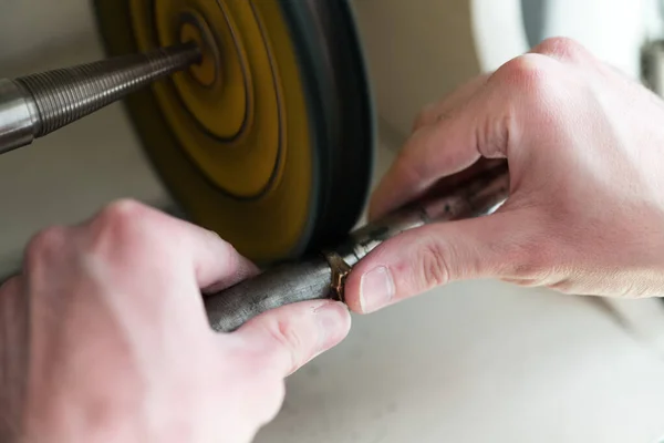 Nahaufnahme von Schmuck Hände Hersteller mit Poliermaschine — Stockfoto