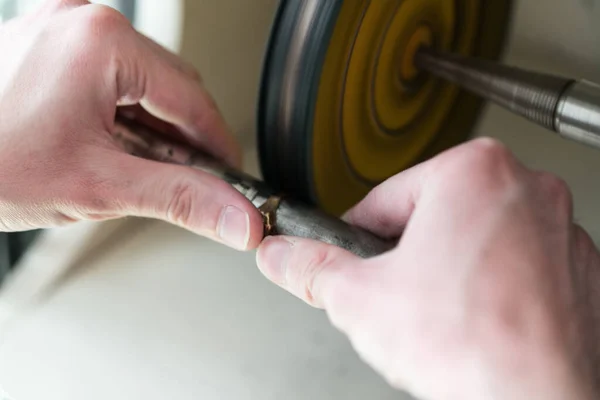 Nahaufnahme der Reparaturring durch Polieren Motoren Werkzeug — Stockfoto