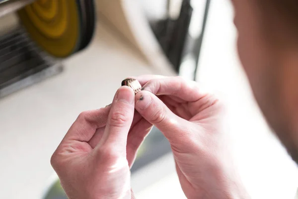 Close-up van reparatie ring door polijsten Motoren Tool — Stockfoto