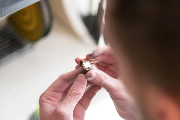 Primer plano del anillo de reparación mediante la herramienta de pulido de motores — Foto de Stock