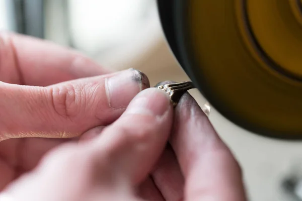 Nahaufnahme der Reparaturring durch Polieren Motoren Werkzeug — Stockfoto