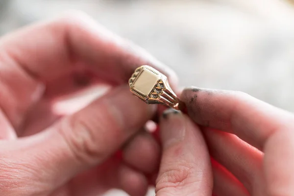 Close-Up Of Jewelry Hands Maker Using Polishing Machine — Stock Photo, Image
