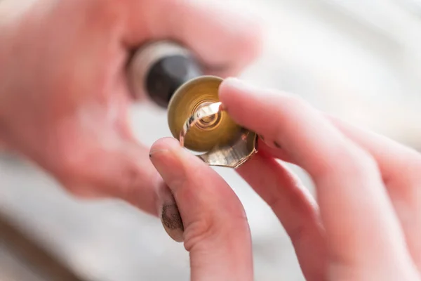 Close-up van sieraden handen Maker met behulp van polijsten Machine — Stockfoto