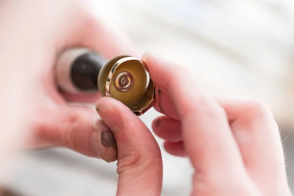 Close-up van sieraden handen Maker met behulp van polijsten Machine — Stockfoto