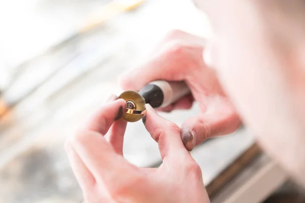 Close-up de bijuterii mâini Maker folosind mașină de lustruit — Fotografie, imagine de stoc