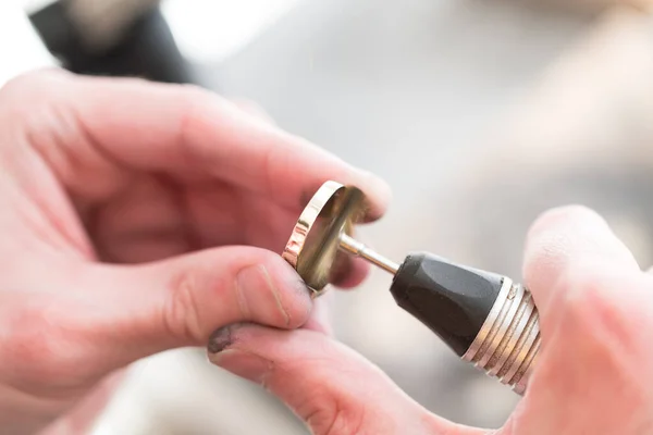 Close-Up Of Jewelry Hands Maker Using Polishing Machine — Stock Photo, Image