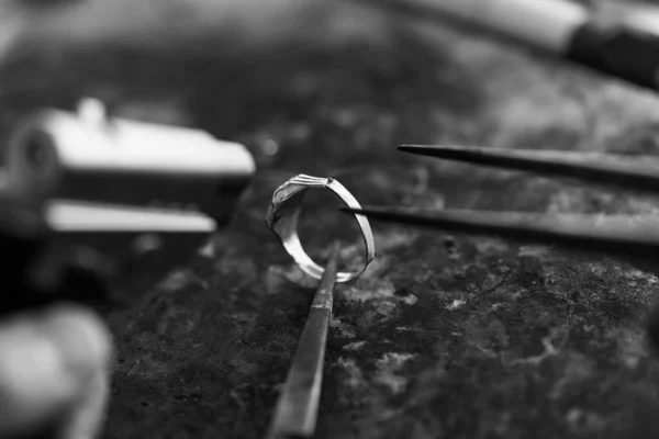 Close-up de anel de artesanato de joalheiro com chama tocha — Fotografia de Stock