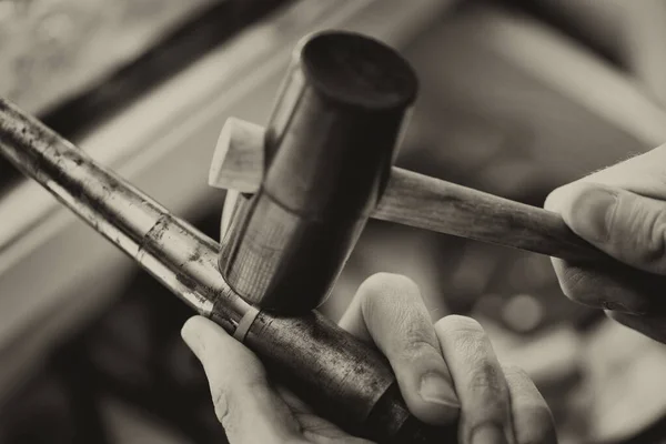 Goldsmith trabalhando em anel inacabado com seu martelo — Fotografia de Stock