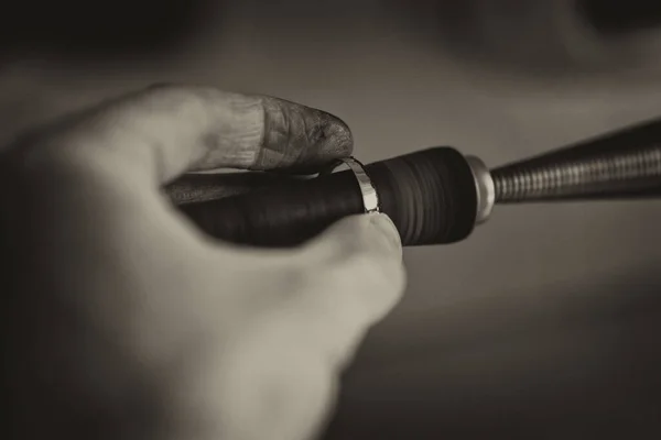 Cilalama Makinesi ile Mücevher Elleri Yapımcısının Yakın Çekimi — Stok fotoğraf