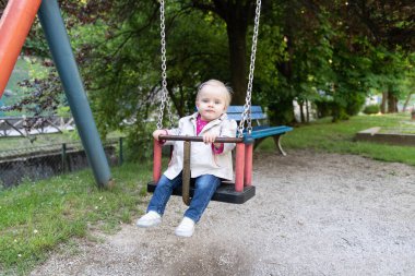 Neşeli Gülen Bebek Salıncakta Eğlenen Kız Parktaki Oyun Sahasında Eğleniyor